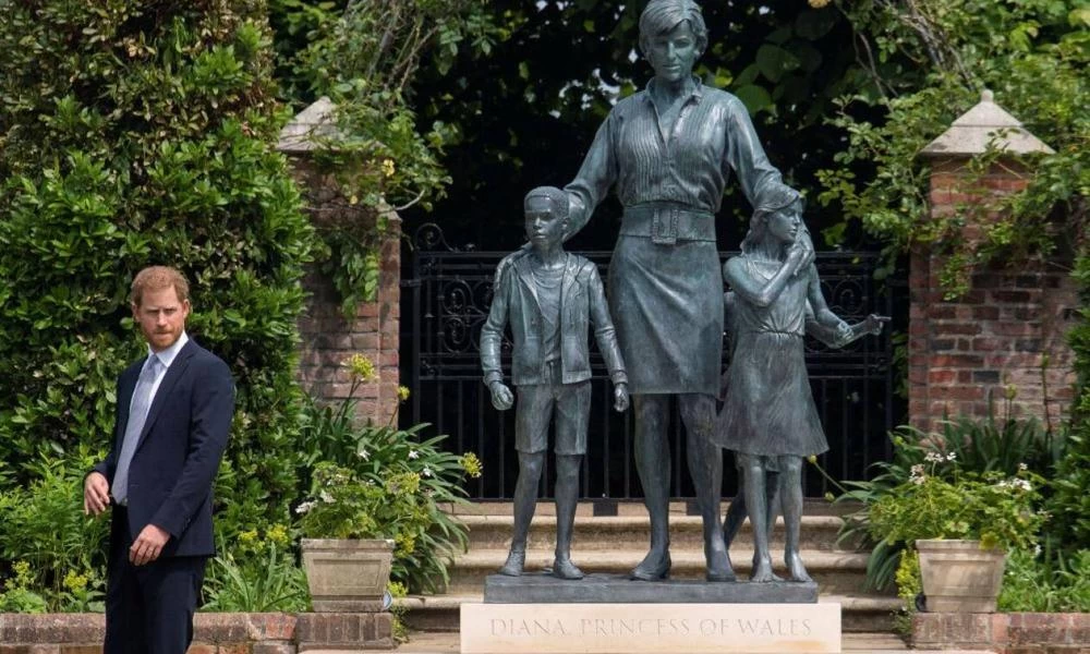 Αποκαλυπτήρια αγάλματος Νταϊάνας: "Αυτή είναι η Τερέζα Μέι"!